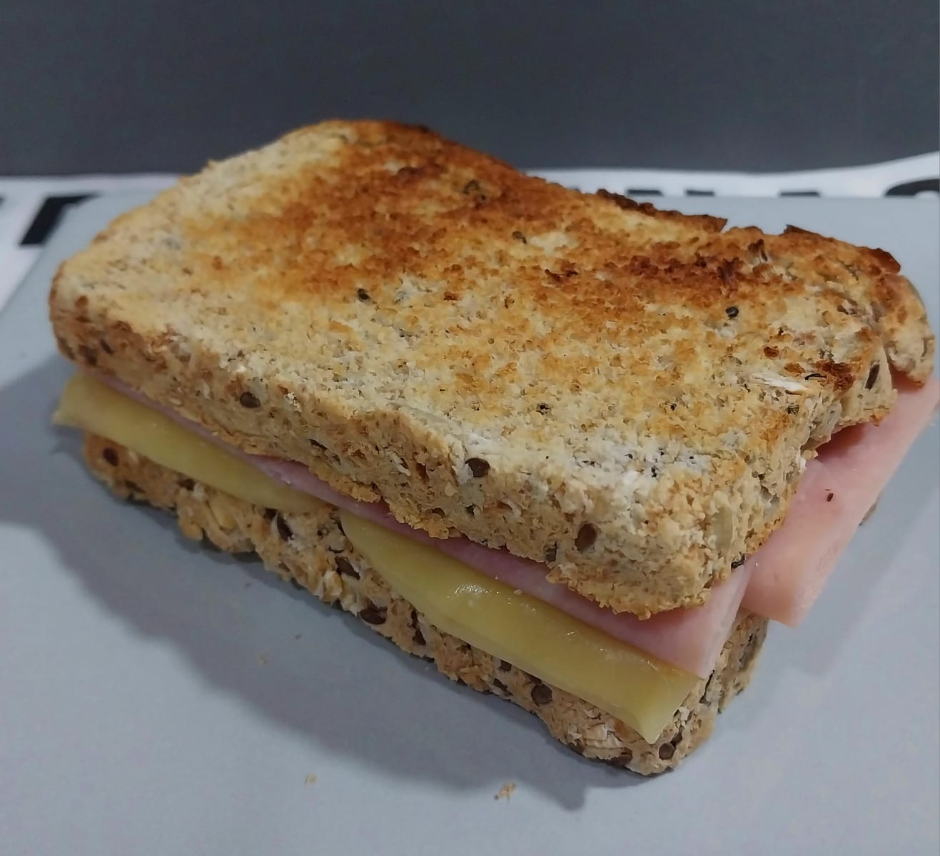 Sándwich tostado de jamón cocido