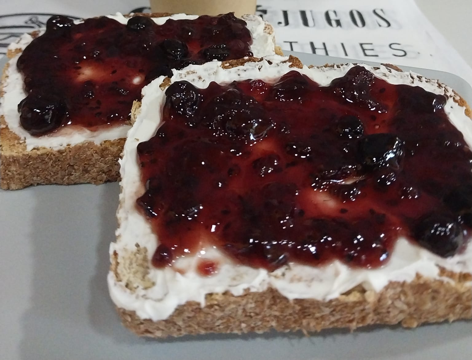 Tostada con queso y mermelada